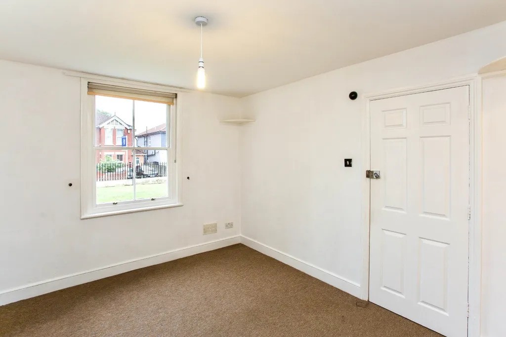 Lot: 181 - GROUND FLOOR FLAT FOR INVESTMENT WITH PARKING SPACE - Alternate view of the flat